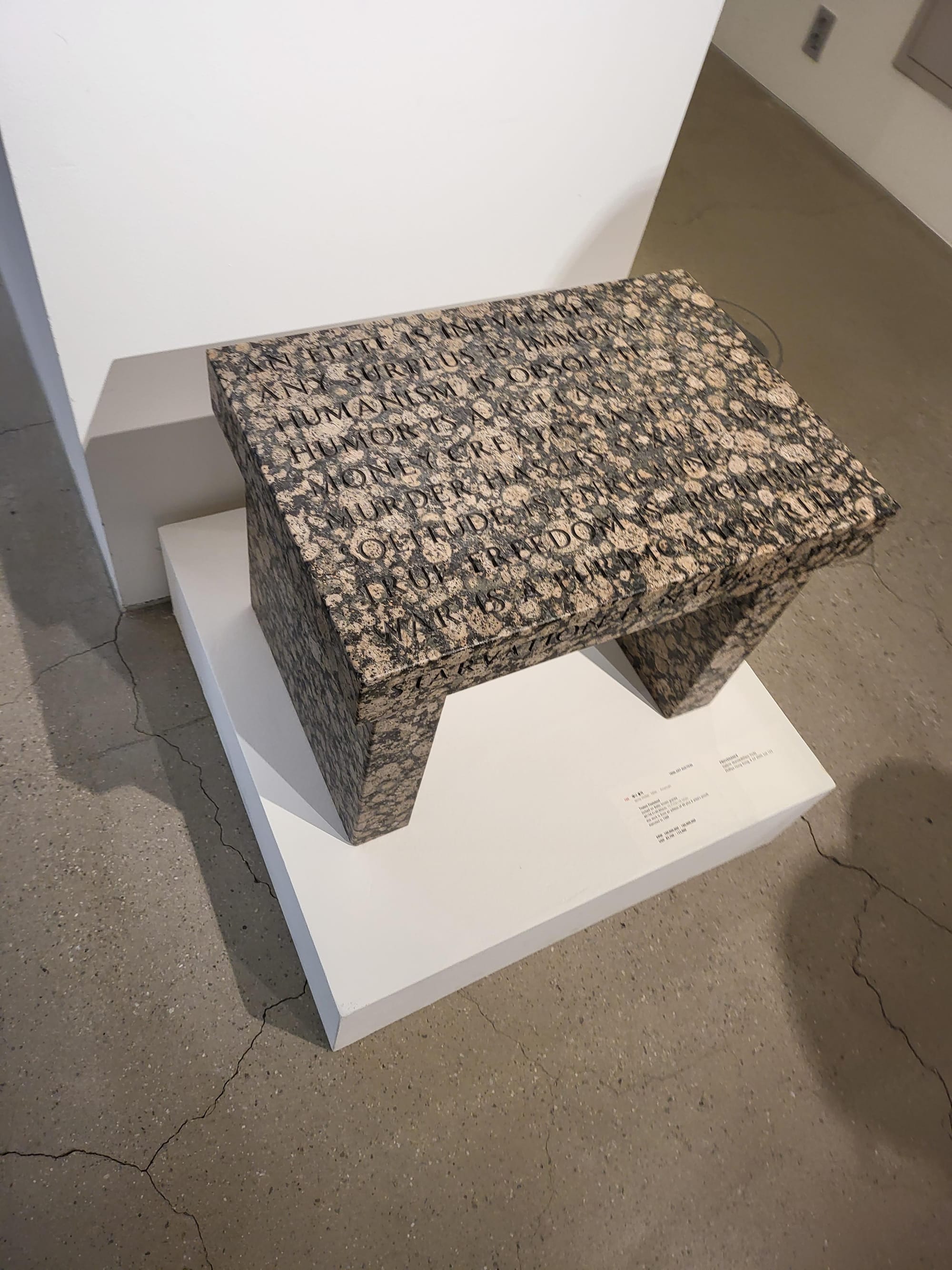 제니 홀저 / Truism Footstool